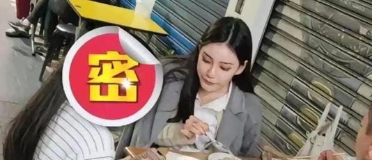 这组市井照搅动了娱乐圈。
路灯下，汪小菲穿着皱巴巴的灰卫衣，手里翻着二十串烤肉，