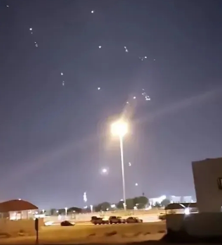 美军驻乌代德基地经历了一场可怕的之夜，这时候在深夜之中看到了天空出现了恐怖的导弹