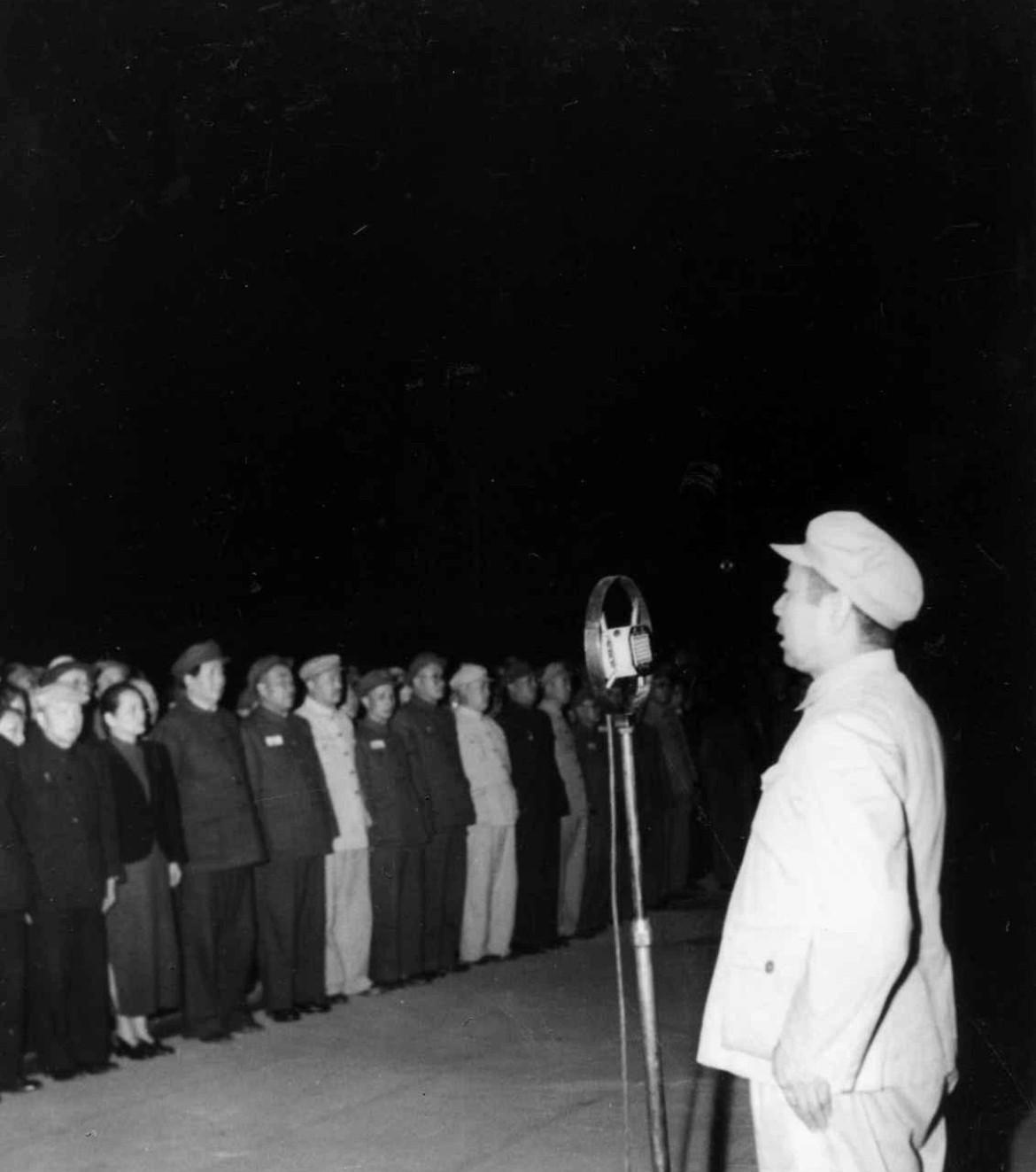1949年9月30日傍晚，周恩来总理在人民英雄纪念碑奠基典礼上致辞的照片。奠基仪