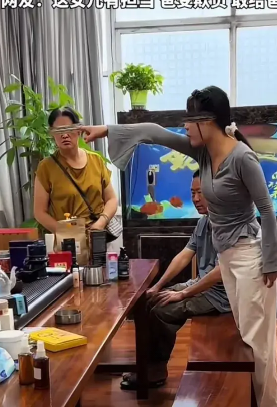 河南一女儿见不得别人欺负父亲，为父亲出头。父亲老实不爱计较，母亲的生意合作伙伴一