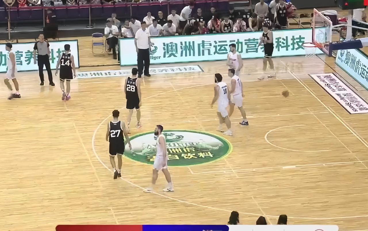 第一节结束，广东全运男篮暂时以27比21领先新西兰男篮6分！
第一节广东队打得相