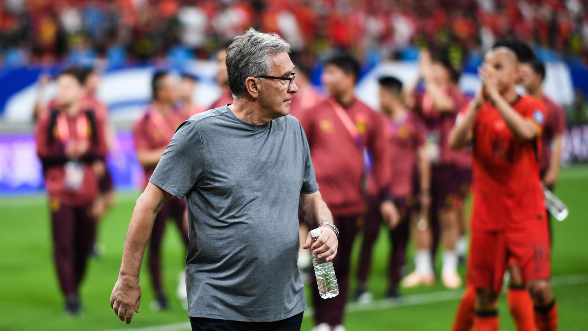 知名演员公开怒喷国足主帅伊万：装傻不辞职的教练，能救中国足球？球迷炸锅了！！