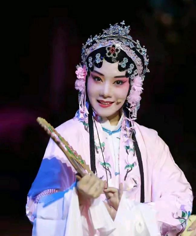 刀郎上海演唱会出手真阔绰！
不仅周煜琪，徐子瑶，刀小娟、赵天尉、郝雷的伴唱组“四