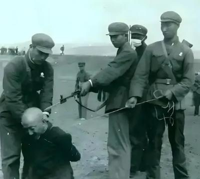 1950年，解放军剿匪追到了尼姑庵，在尼姑庵搜了一遍后，并未发现土匪，一个战士忽