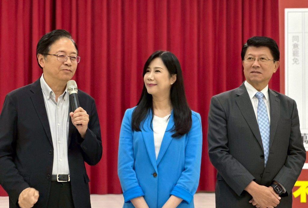 张善政、谢龙介同台挺“她” 现场民众高呼：不同意罢免
国民党“立委”万美玲13日