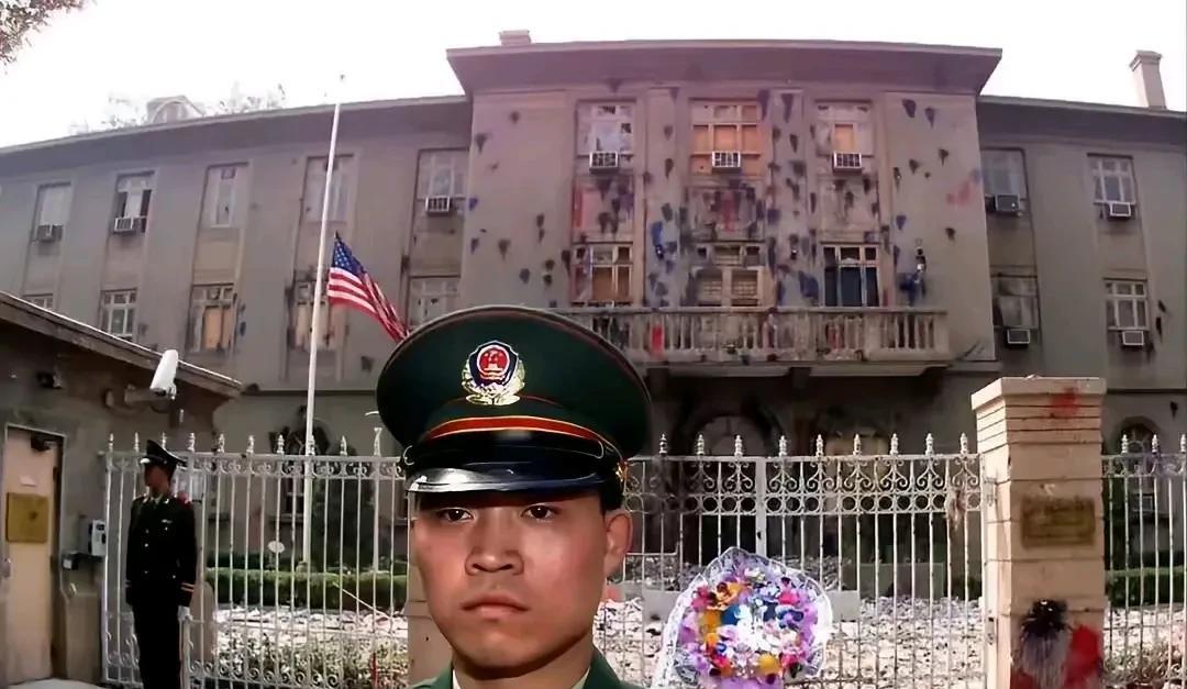 这是一张1999年被砸烂的美国驻华大使馆照片，足以看出国人的愤怒！
从照片上看，