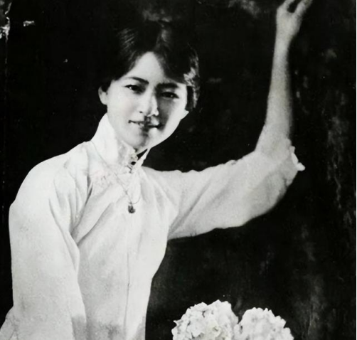 1953年一次会议上，林徽因指着时任北京副市长吴晗的鼻子骂道：“我林氏满门忠烈，