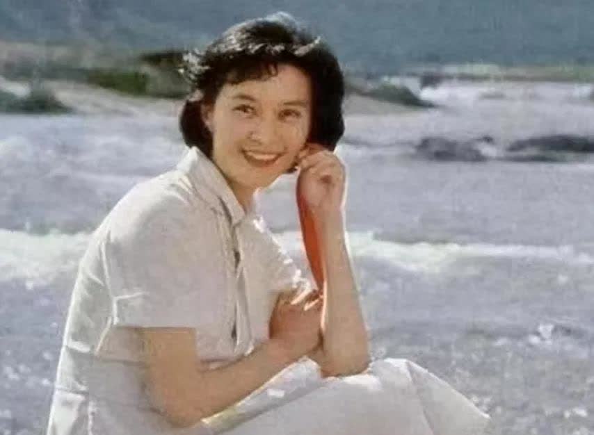 屠洪刚的前妻方舒，年轻的时候不知是多少人的梦中情人，1957年出生于天津的她，是