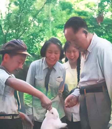建国初，毛主席与一群孩子玩耍的照片，画面十分有趣！

在 1954 年，于北京西
