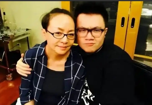 一次，宋丹丹要给巴图买一辆一百多万的路虎，但巴图却赶紧阻止，他说:“给我买辆最便