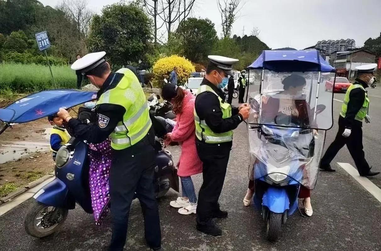 一直以来，有个问题让我十分困惑。电动车安装遮雨棚上路属于违规行为，需要拆除，可奇