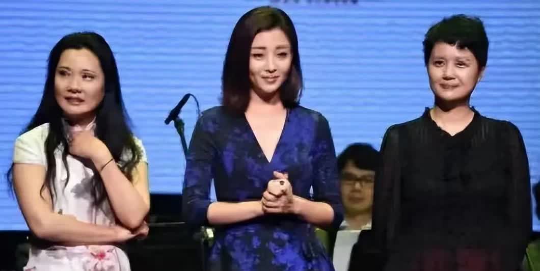 61岁何赛飞、58岁茹萍同框45岁殷桃，年龄差竟成“美丽催化剂”