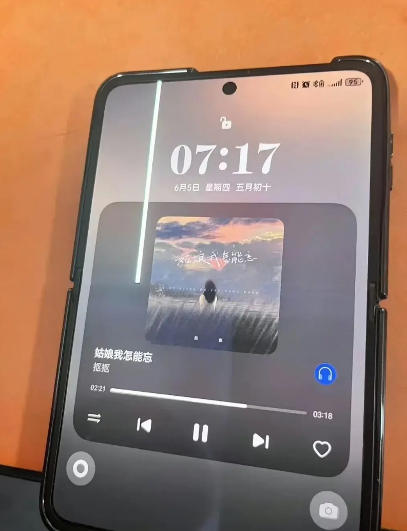 华为阔折叠漏液了？某自媒体人说他的华为pura X漏液了，凭这两张图我没看出哪里