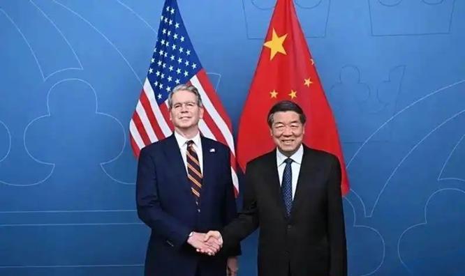 中美谈判结束之后，贝森特非常痛快地承认，作为本次谈判代表的我国副总理何立峰是一个