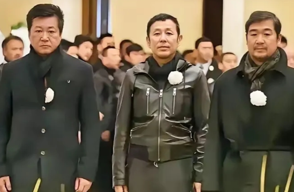 在2016年，老戏骨葛存壮的葬礼上，赵宝刚、陈道明和张国立三位演艺界前辈肃然站立
