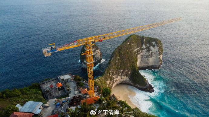 #悬崖观光电梯# 这是在旅游胜地印尼巴厘岛精灵海滩，我国某塔机企业参建“世界第一