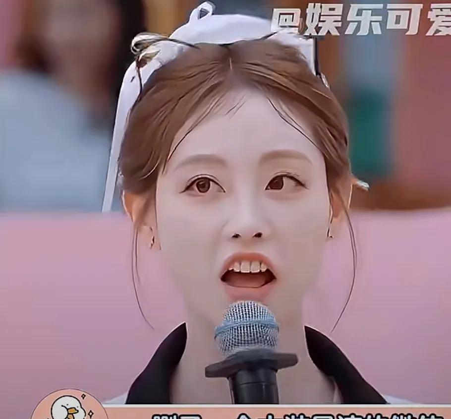 好长时间没见她，突然看到她，嘴巴怎么突然变成了这个样子？
这是“整嘴”失败？还是