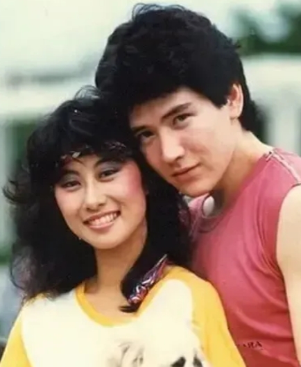 1982年，22岁的费翔带着21岁的叶倩文见家长，母亲坚决不同意，他们下跪恳求。