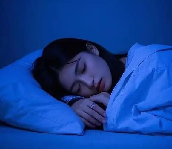 女子睡梦中惊醒，发现赤裸男子在她床边！



三月二日凌晨，厦门这座海滨城市的宁