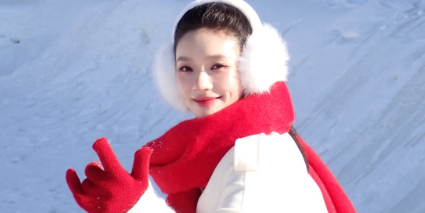 林允的雪地红围巾美照，这状态也是相当可以的了！
