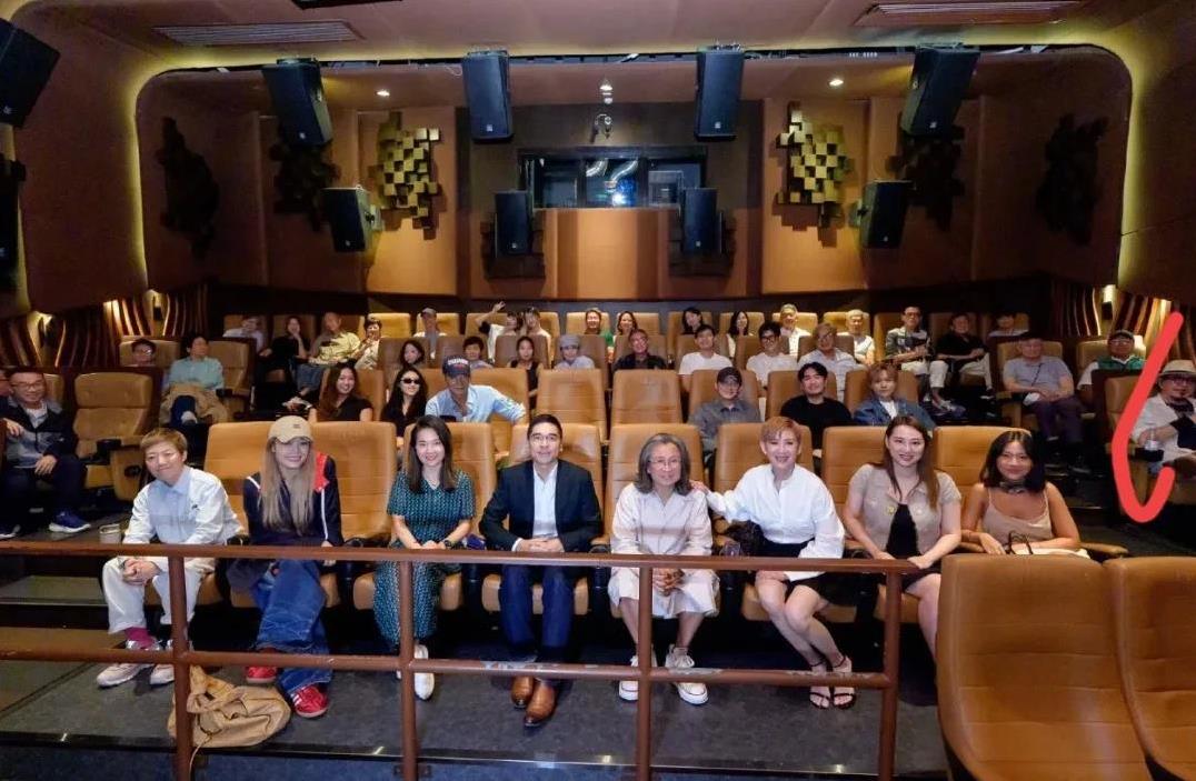 融入不进去，就不要强行融入了！
《酱园弄》举行香港首映礼，几位明星前去捧场，看到