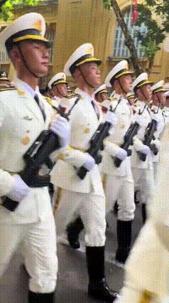 解放军参加越南阅兵，河内姑娘们连声大喊“我爱你”
9月2日，越南举行了国庆80周