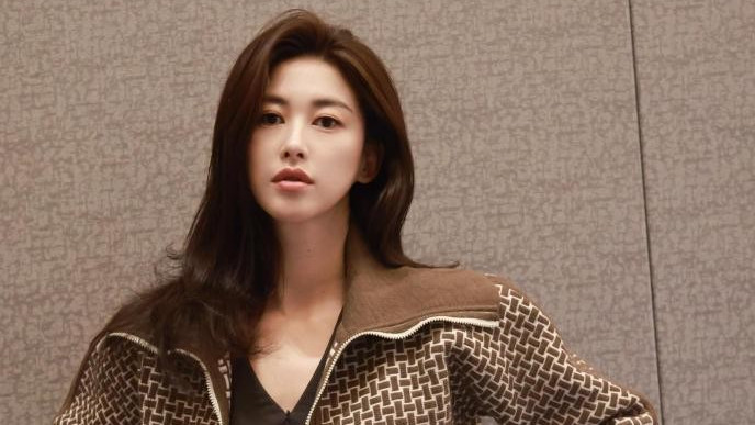 41岁朱珠拿下了老钱风新穿法：短外套+阔腿裤+奶茶鞋，松弛又高级