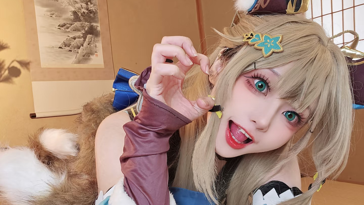 原神绮良良 cos：把 “狸猫少女的灵动” 体现在纸箱场景里
