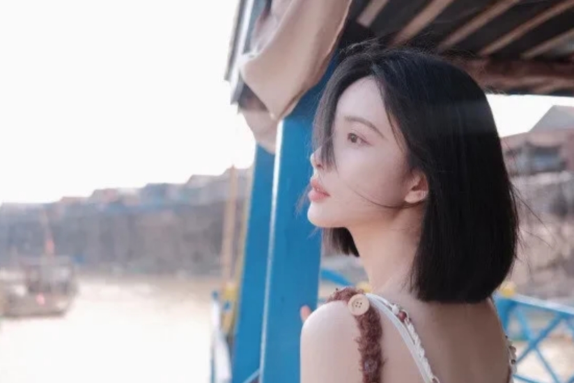 孟子义这组照片才是名副其实的“清纯小白花”。据说孟子义要去越南拍短剧了，希望出门