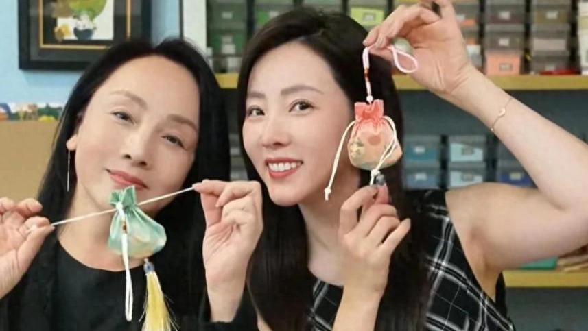 母女同框像复制粘贴！李思思妈妈气质不输女儿！