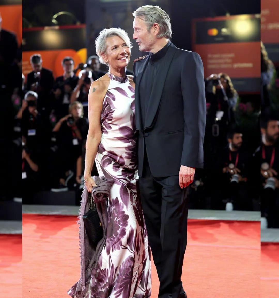 马茨·米克尔森（Mads Mikkelsen）与酷酷的妻子汉娜·雅各布森一同亮相