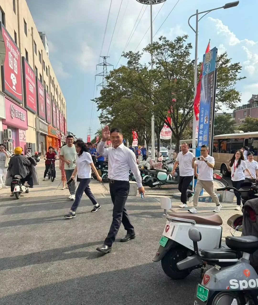 今天，刘强东回到宿迁，其公开活动的首站便是前往当地的京东城市旗舰店参观。
一回到