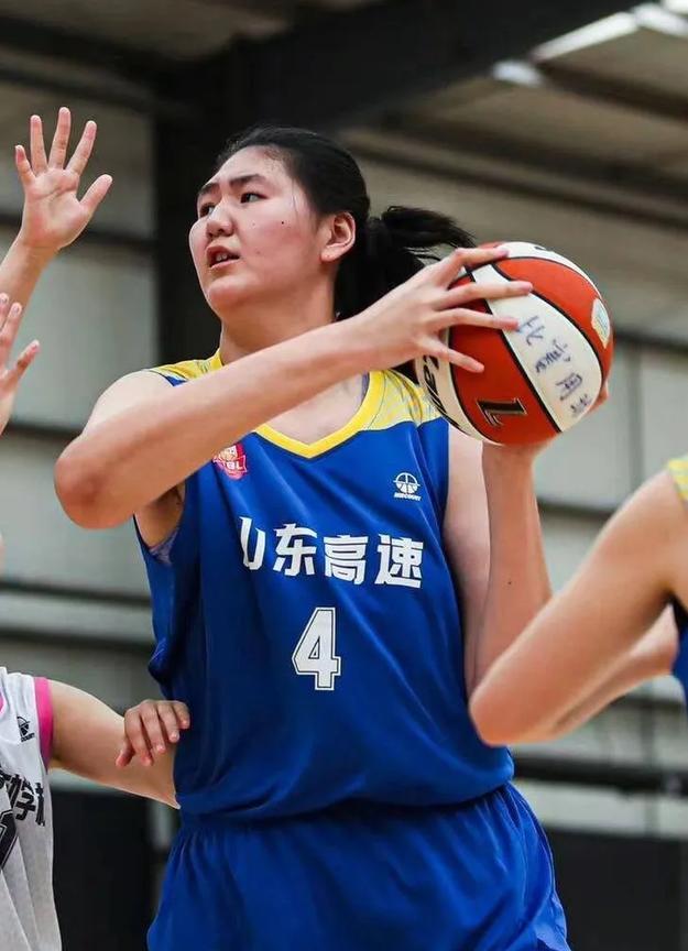 姚明当年22岁杀进NBA那会儿，身高2米26体重才120公斤；现在张子宇才18岁