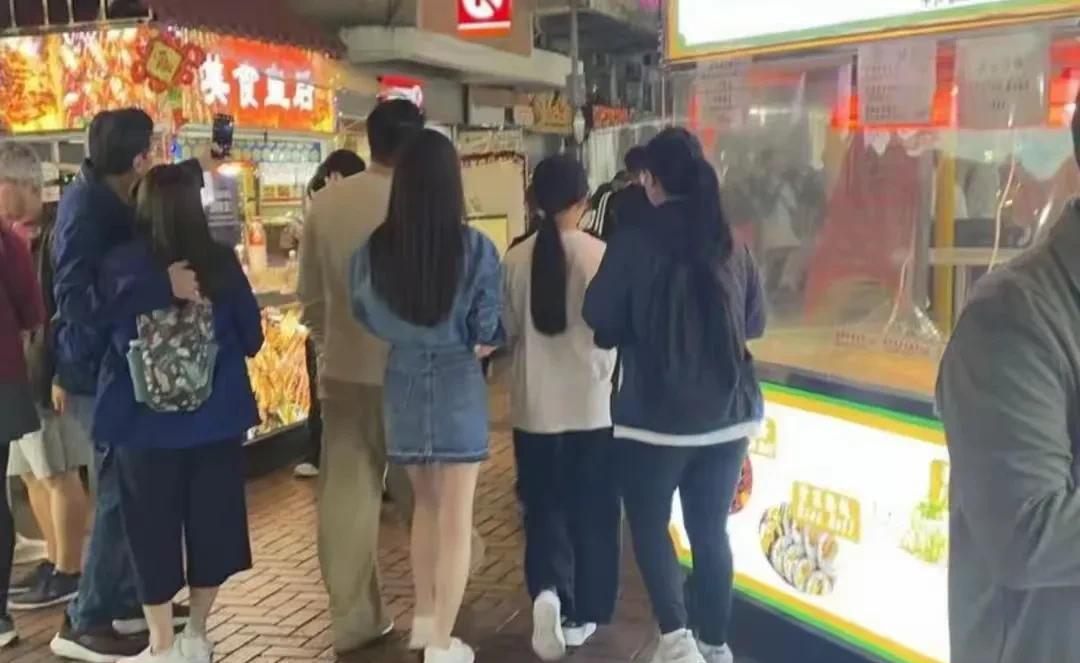 汪小菲马筱梅带孩子游香港，网友都说汪希玥汪希箖现在成了真正的财阀小姐和少爷，有两