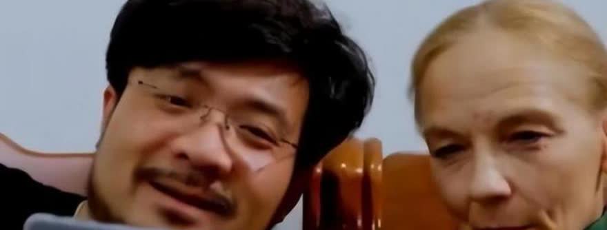 2008年，28岁的北京独生子不顾家人反对，娶50岁的德国女人为妻，母亲得知后气