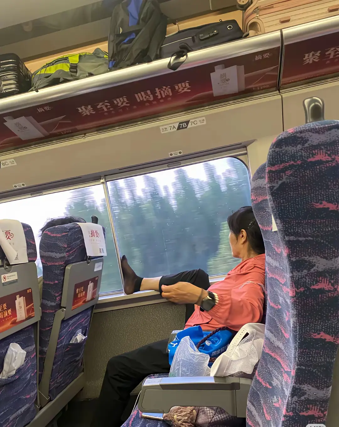 在高铁上看到的温馨一幕~