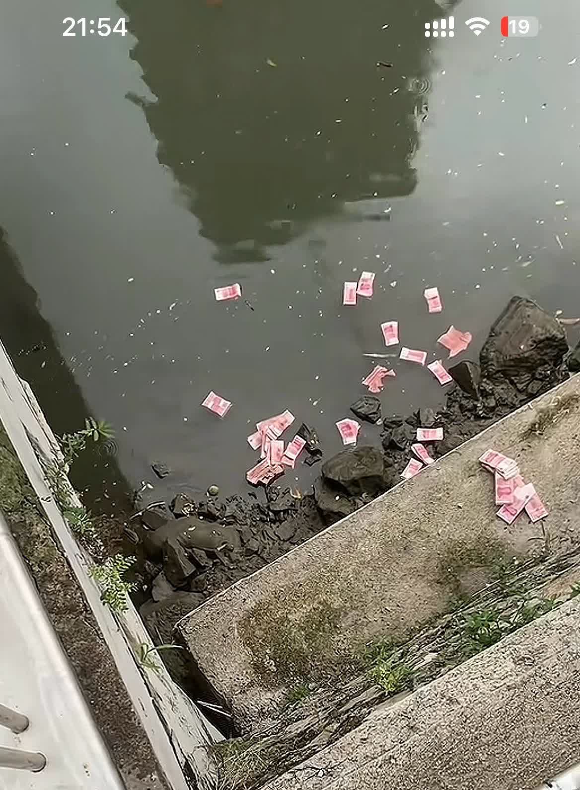 深圳河道中现大量钞票 钞票是真是假 后被一名男子捡走 随后警方介入调查 

