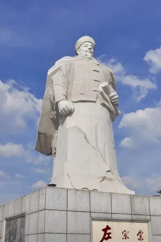 为了维护国家统一，我们应当多宣传像左公左宗棠这样的民族英雄，而不能宣传像白彦虎这