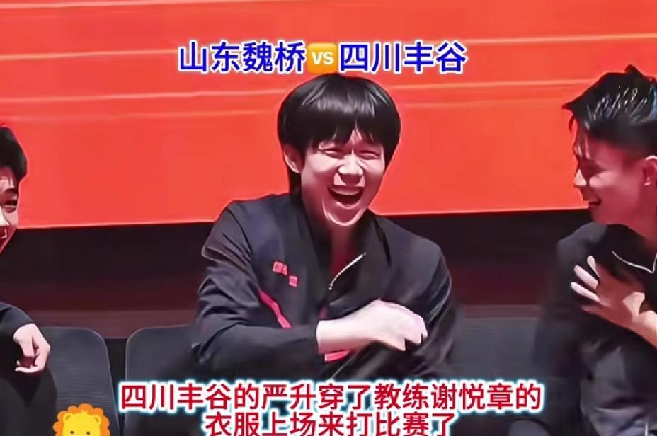 看热闹不嫌事大的出勤老师，
笑得“褶子”都出来了，
跟小媳妇准备“骂街”前的动作