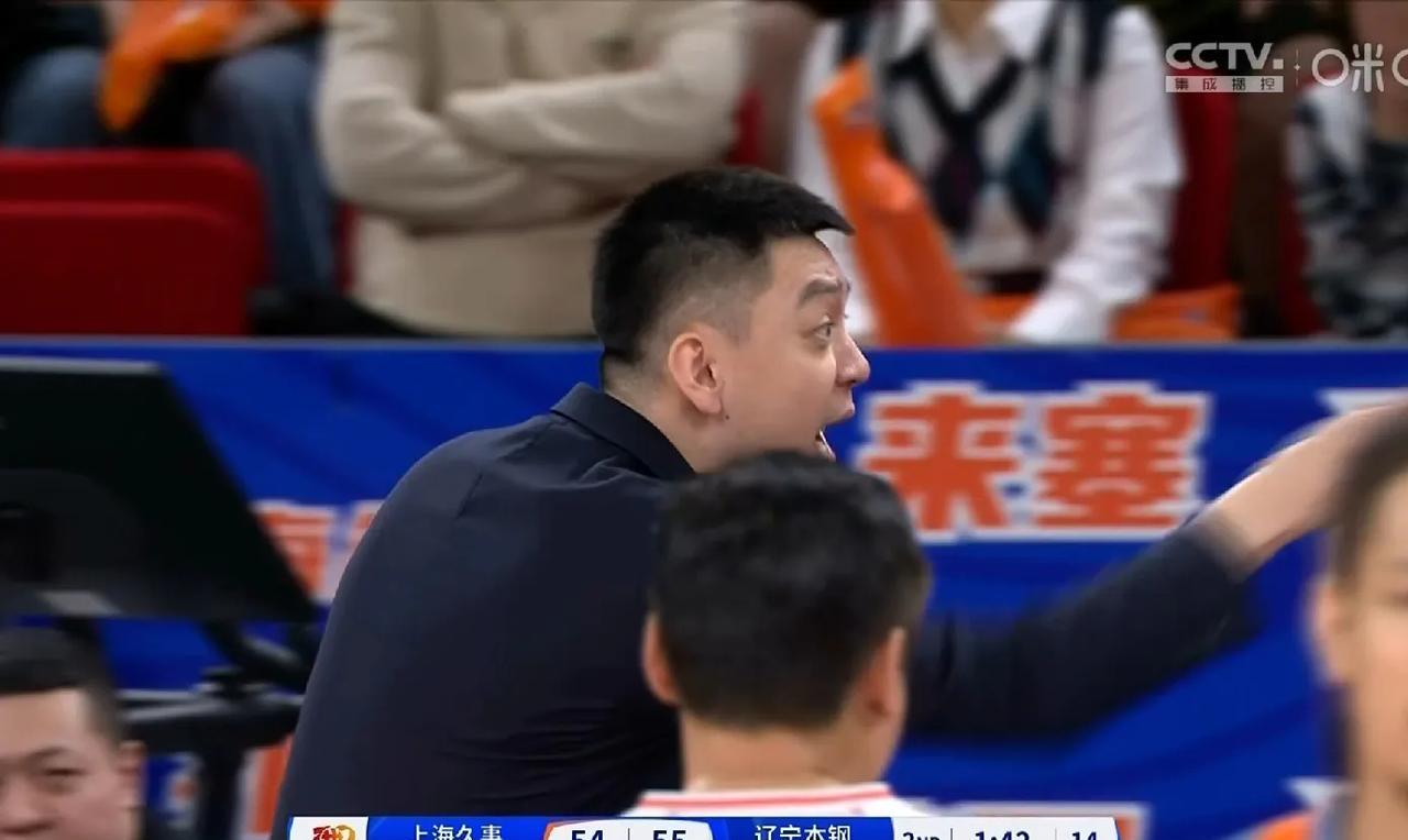杨鸣再吃技犯，距离禁赛只有1个！
辽宁男篮客场对阵上海，第二节比赛，杨鸣对于裁判
