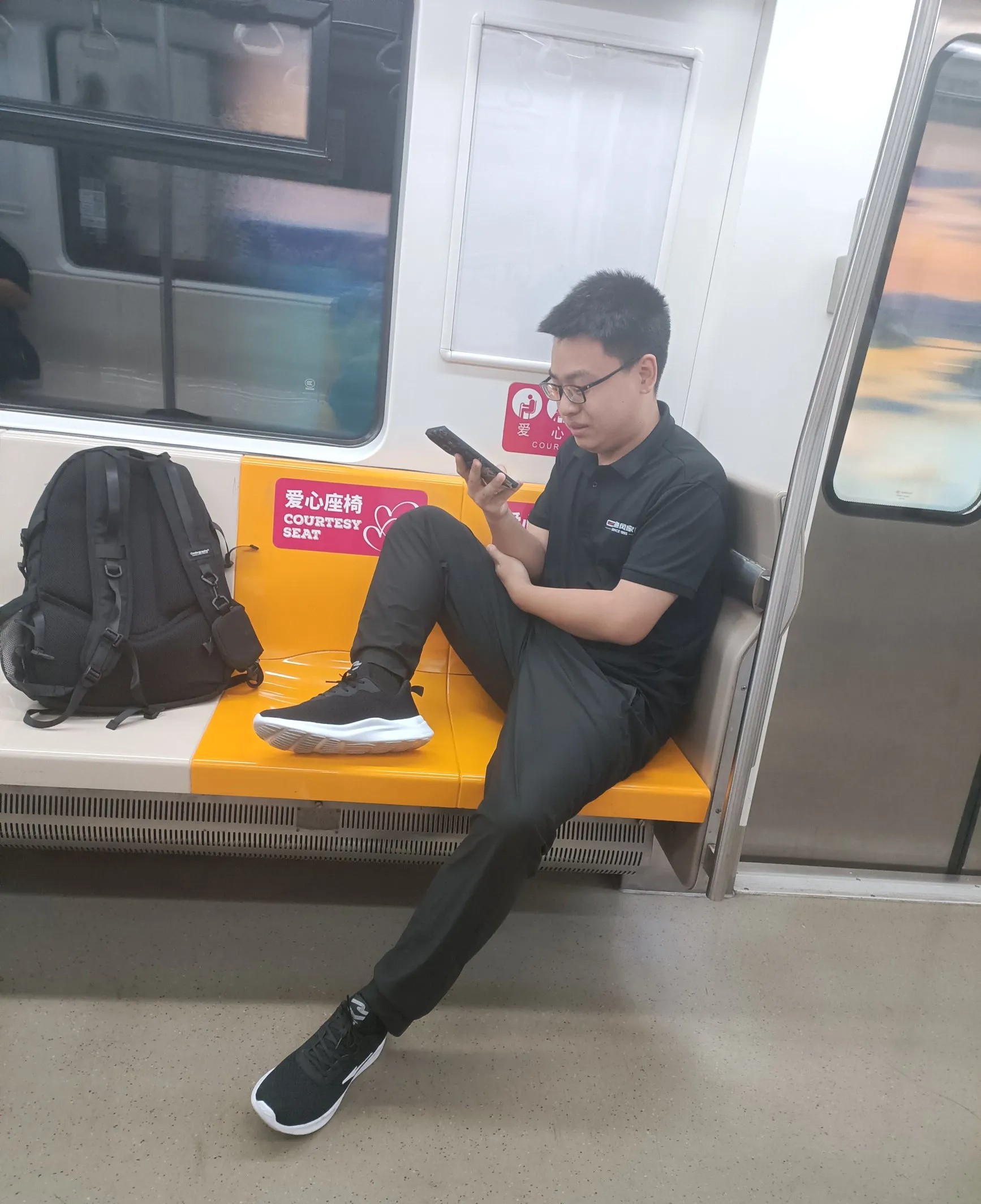 哪来的土包子，坐地铁不好好坐，还踩着座位
