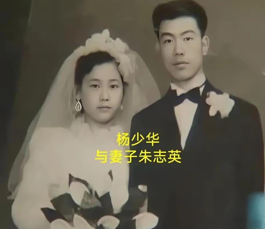 看到这张老照片我才知道，为什么侯大师不待见杨少华了！

一个貌不惊人得小伙子