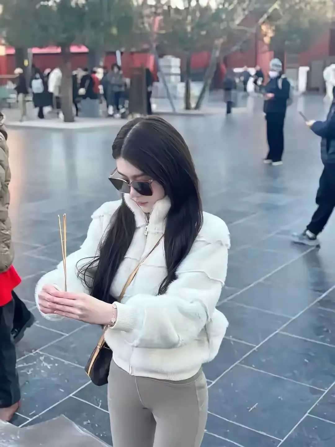 她现在会在祈求什么呢？