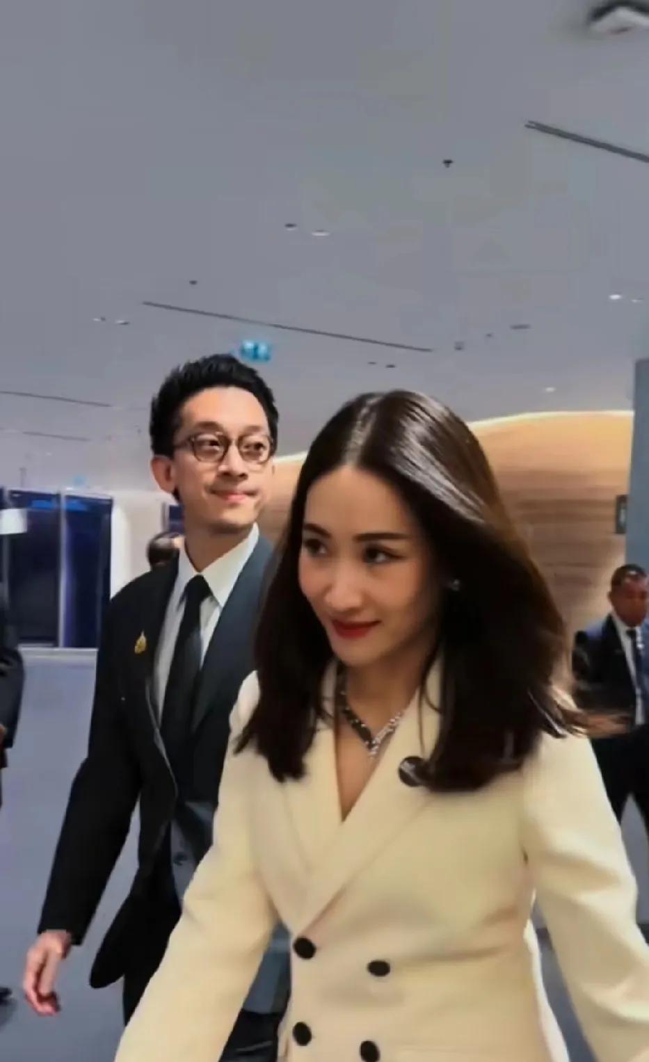 感觉萍通塔应该会成为泰国下一任的总理！历来泰国的总理，基本上都是颜值气质俱佳的，