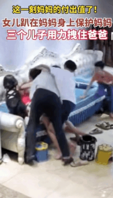 河北，丈夫当着孩子面打妻子，妻子反抗却还是被推倒在沙发上，就在这时，正在旁边看电