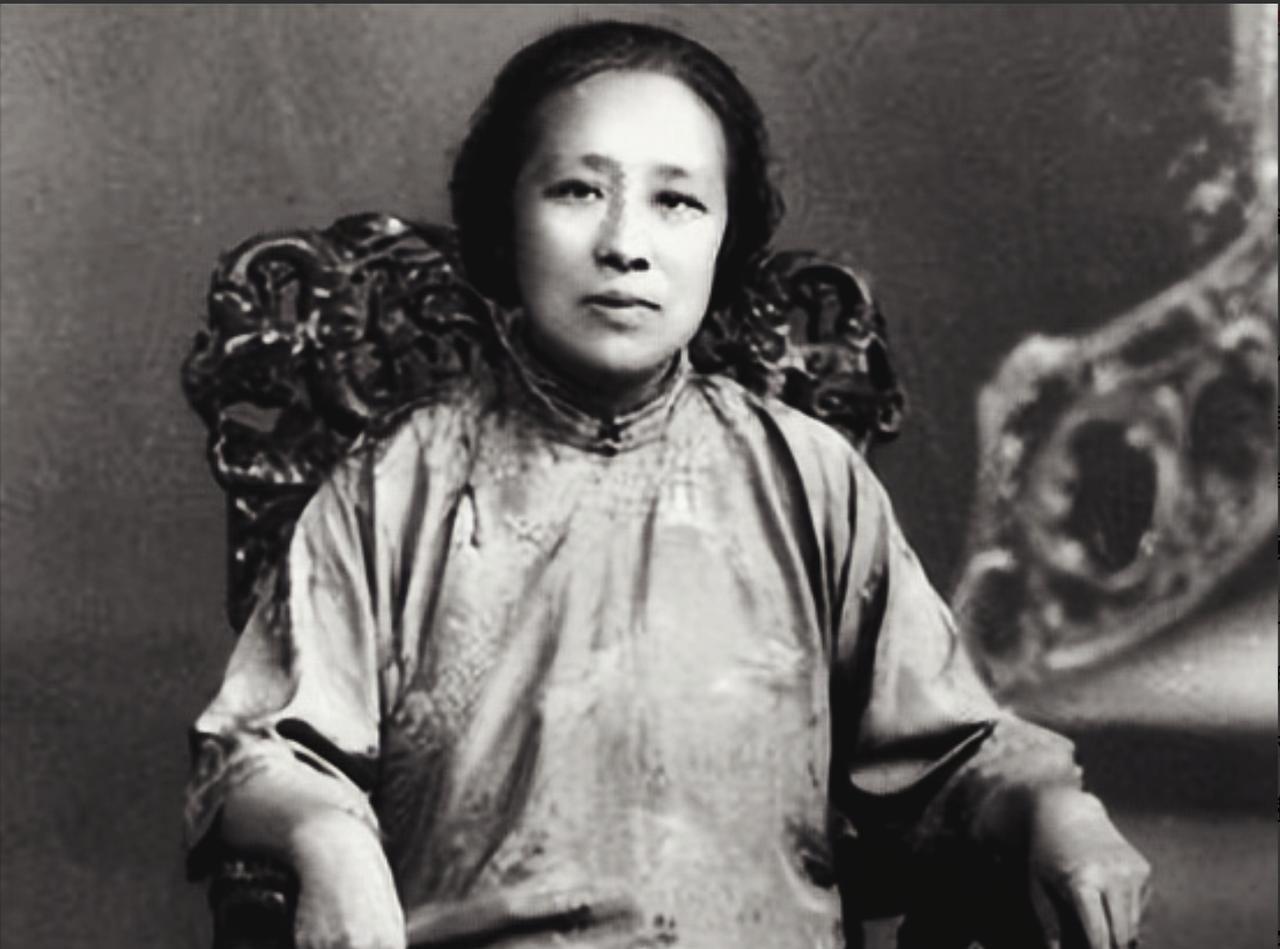 1941年，何香凝逃港时，遭“海匪”鸣枪逼停，船长吓得手抖，何却站起来，大喊：“
