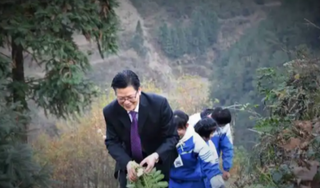 2016年，杭州一校长退休，拒绝百万年薪，前往山区支教，谁知，半年后，学生就消失