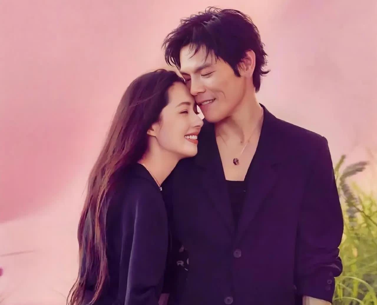 向佐说，我前段时间发了个文感谢碧婷，主要是因为她这两个月带着孩子在台北照顾生病的