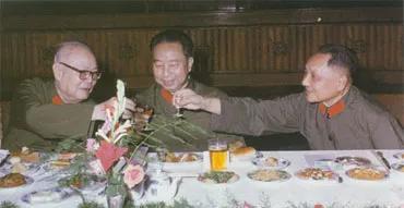 这是在庆祝中国人民解放军建军50周年招待会上，华国锋、叶剑英等互相敬酒。