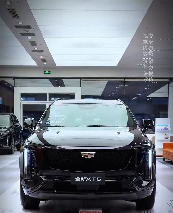 2025款凯迪拉克XT5。
预算26万元，想入手一辆既有面子又颜值爆表的炸街神
